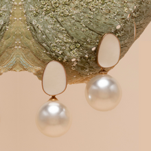 Load image into Gallery viewer, Pretty Pearl Earrings | Cream
