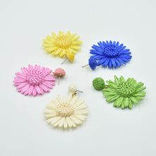 Load image into Gallery viewer, THSE1101: Emerald Green: Raffia Flower Earrings