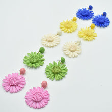Load image into Gallery viewer, THSE1098: Milk White: Raffia Flower Earrings
