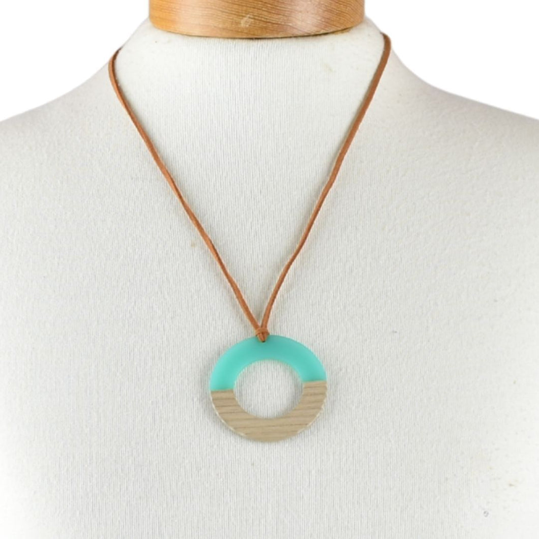 THSJ1281: Turquoise: Resin & Wood Circle Pendant Necklace